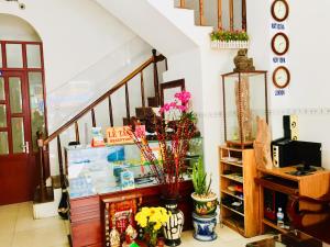 a shop with flowers in a room with stairs at Hotel Hồng Hạc nha trang in Nha Trang