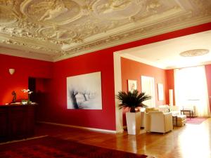 ein Wohnzimmer mit roten Wänden und einer weißen Decke in der Unterkunft Hotel Schloss Spyker in Glowe