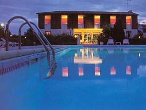 Bazén v ubytování Logis Hôtels - Le Pont Bernet - Hotel 2 étoiles et restaurant nebo v jeho okolí