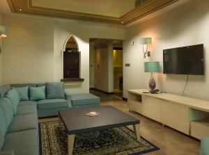 Televisyen dan/atau pusat hiburan di Retaj Salwa Resort & Spa