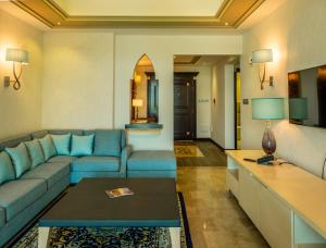 Ruang duduk di Retaj Salwa Resort & Spa