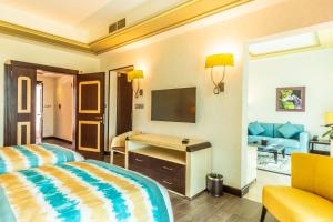 Televisyen dan/atau pusat hiburan di Retaj Salwa Resort & Spa