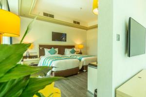 Katil atau katil-katil dalam bilik di Retaj Salwa Resort & Spa