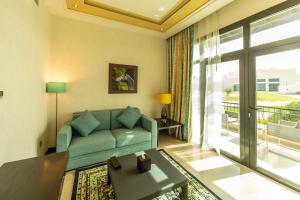 Ruang duduk di Retaj Salwa Resort & Spa