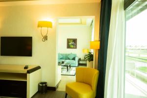 Televisyen dan/atau pusat hiburan di Retaj Salwa Resort & Spa