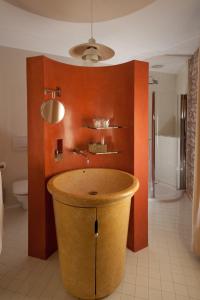 baño con una gran bañera de madera en el centro en Hotel Villa Ca' Sette, en Bassano del Grappa
