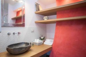 baño con un gran fregadero de piedra en una encimera de madera en Podere La Contessa B&B, en Prato
