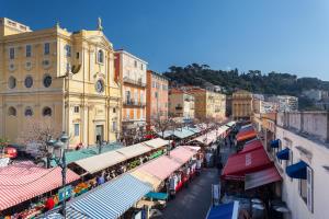 widok na ulicę ze sklepami i budynkami w obiekcie Jade Duplex - No Better Location In Nice w Nicei