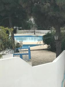 een zwembad met een blauwe leuning naast bij Ikaria Village Apt 201 in Paphos City