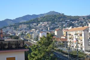 - une vue sur une ville avec des bâtiments et des montagnes dans l'établissement B&B Olympo, à Salerne
