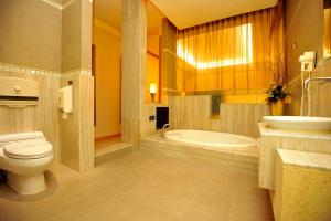 Um banheiro em Jing Hwa Motel