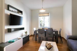 a living room with a table and a dining room at TEATRO centro alicante in Alicante