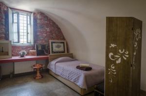 Postel nebo postele na pokoji v ubytování Colourfull Stone House