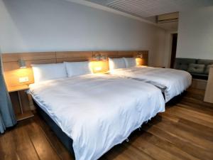 Un pat sau paturi într-o cameră la Dayspring Inn