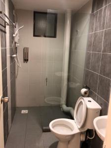 Bathroom sa Brand New Apartment in Local Neighbourhood