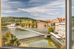 - une vue sur la rivière depuis une fenêtre dans l'établissement Charles Bridge Palace, à Prague