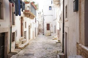 an alley in an old town with buildings at Dimora Maestà in Putignano