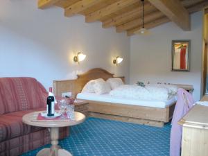 ホッホフィルツェンにあるHotel Edelweissの小さなベッドルーム(ベッド1台、テーブル付)