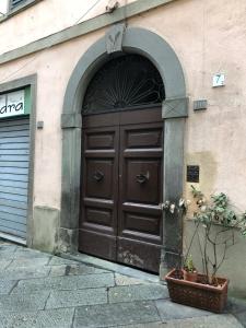 una grande porta di legno sul lato di un edificio di Casa Cavour a Pontremoli