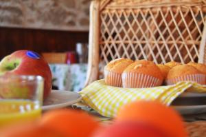 una mesa con una cesta de magdalenas y una manzana en La Casa de Ruth, en Barajas de Gredos