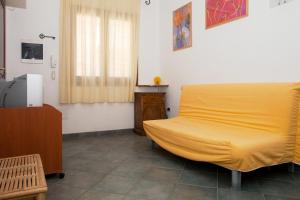 サンタ・テレーザ・ガッルーラにあるBilocale Via Cairoliのベッドルーム1室(黄色いベッド1台、窓付)