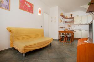 サンタ・テレーザ・ガッルーラにあるBilocale Via Cairoliのベッドとテーブルが備わる部屋