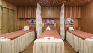 Postel nebo postele na pokoji v ubytování HAIAN Beach Hotel & Spa