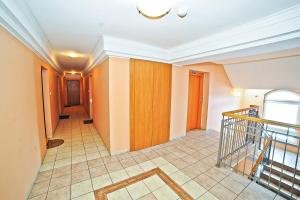 ソポトにあるGrand Apartments - Timber Apartment in Sopotの階段廊下
