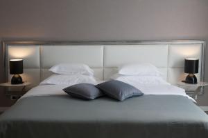 Una cama o camas en una habitación de Hotel Aurel