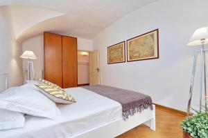 1 dormitorio con 1 cama blanca grande en una habitación en Clementina Charme - My Extra Home en Roma