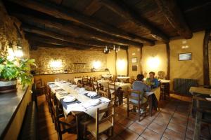 A restaurant or other place to eat at El Refugio Hostería