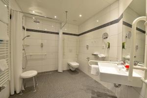 Koupelna v ubytování Aribo Hotel