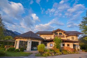 dom w górach z dachem w obiekcie Golf- und Sporthotel Moarhof w mieście Walchsee