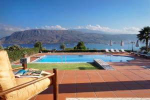 a swimming pool with a view of a mountain at Villa Thealassa in Kounoupidhianá