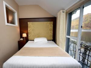 Una cama o camas en una habitación de Leenane Hotel