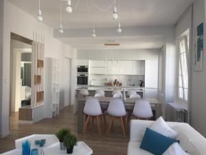eine Küche und ein Wohnzimmer mit Sofa und Tisch in der Unterkunft Relais Vacances à la Mer in Berck-sur-Mer
