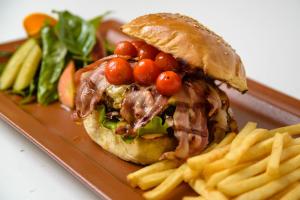 Makanan di atau berdekatan hotel