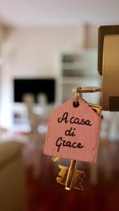 una etiqueta que dice una caja de grasa en un pedazo de papel en A Casa di Grace en Basiglio