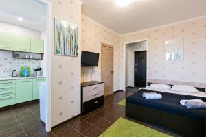 PutilkovoにあるMaxRealty24 UP-kvartal 2の小さなベッドルーム(ベッド1台付)、キッチンが備わります。