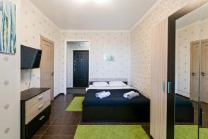 PutilkovoにあるMaxRealty24 UP-kvartal 2のベッドルーム(ベッド1台、テレビ付)