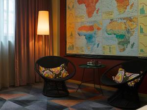 Uma área de estar em 25hours Hotel The Trip