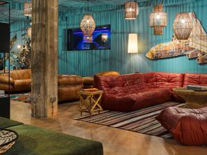 Uma área de estar em 25hours Hotel The Trip