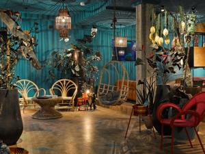 Uma área de estar em 25hours Hotel The Trip