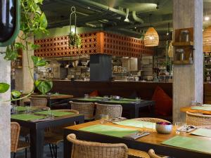 Um restaurante ou outro lugar para comer em 25hours Hotel The Trip