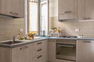 Кухня или мини-кухня в Emma & Olga Apartments -In the city Centre-
