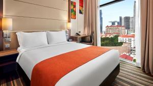 سرير أو أسرّة في غرفة في Holiday Inn Express Singapore Clarke Quay, an IHG Hotel