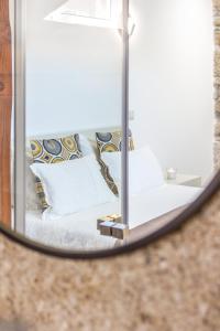 Spiegelreflexion eines Bettes in einem Zimmer in der Unterkunft Gaia Woodstone Hideout in Vila Nova de Gaia