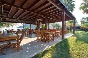 Un restaurante o sitio para comer en Selvi Beach Hotel