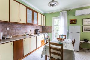 Kuchyň nebo kuchyňský kout v ubytování Apartment in Kalamaria