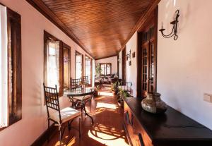 un pasillo con sillas y mesas en una casa en Casa De Carcavelos en Cabeceiras de Basto